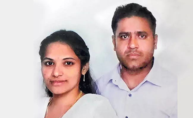 Bank Official Kills Wife, Commits Suicide In Hyderabad - Sakshi