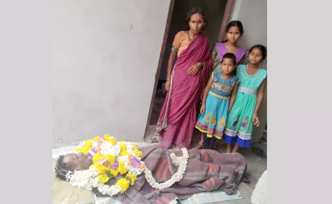 Barber Died With Illnes in Anatapur - Sakshi