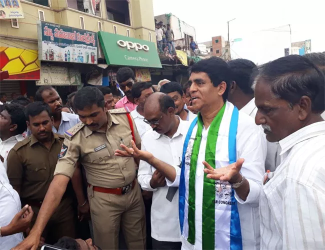 YSRCP Leaders Protest In Kurnool - Sakshi