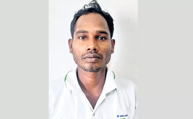 Thief Arrest In Busstand Hyderabad - Sakshi