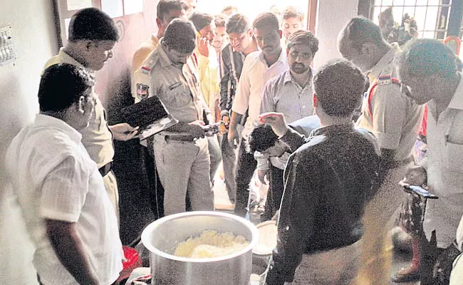 Parents Protest At Government School - Sakshi