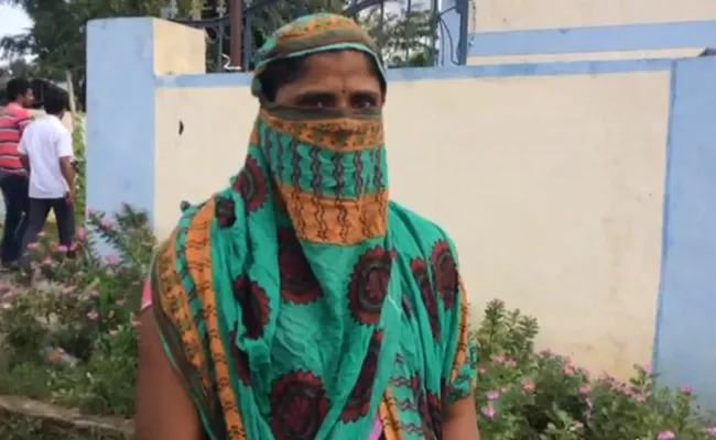 woman accuses temple chairmen harassed her family - Sakshi