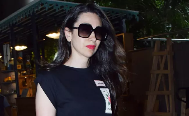 Karisma Kapoor Teams Rs 6k T-Shirt With Rs 6 Lakh Bag At Airport - Sakshi