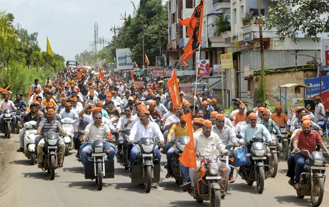 Maratha Leaders Called Off Their Mumbai Shutdown After violence - Sakshi