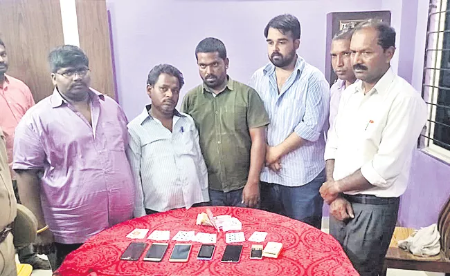 Man Arrest In Cards Club Running In Hyderabad - Sakshi