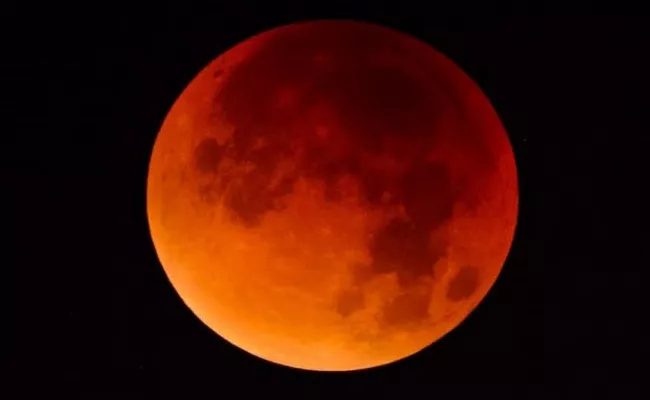 Rare Total Lunar Eclipse Appears On 27th July - Sakshi