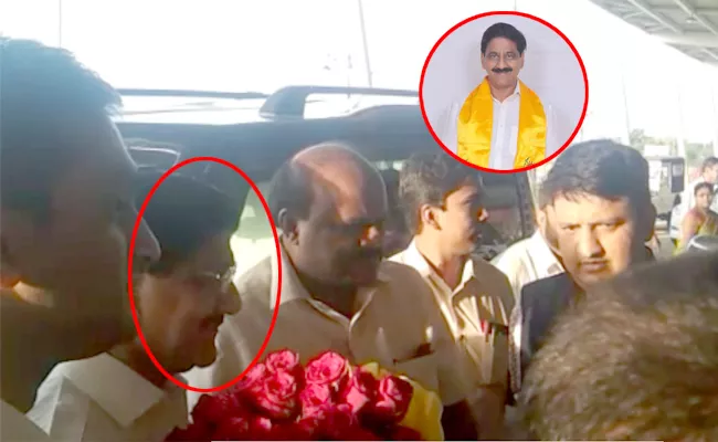 TDP MLA Bollineni Ramarao Scolding Government Employees In Tirupathi Airport - Sakshi