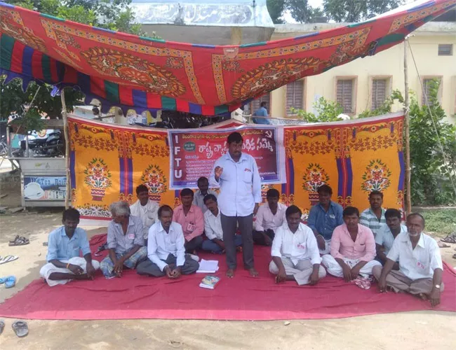 Grama Panchayat Workers Protest In Mahabubnagar - Sakshi