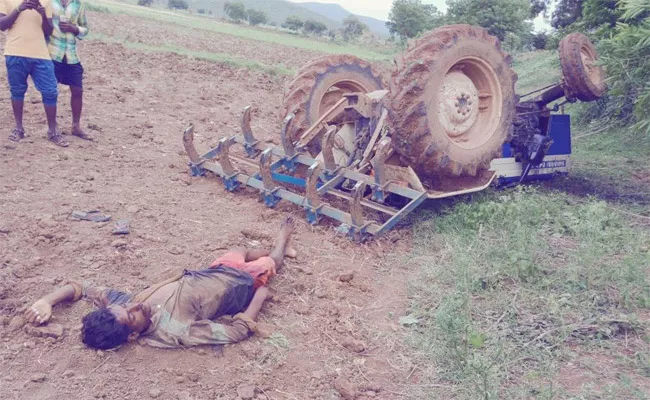 Tractor Roll Over Accident In Kurnool - Sakshi