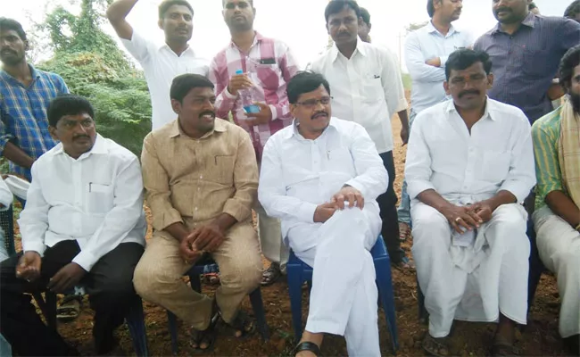 TDP Leader Slams On TDP Kurnool - Sakshi