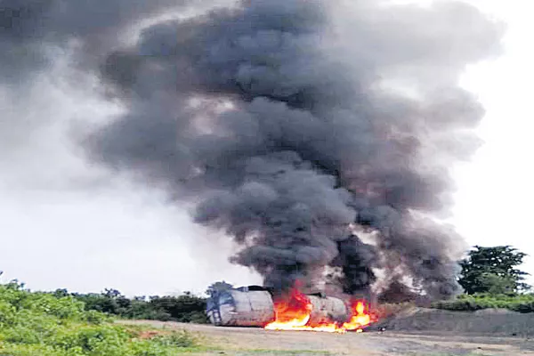 A huge explosionin dombur mixing plant - Sakshi