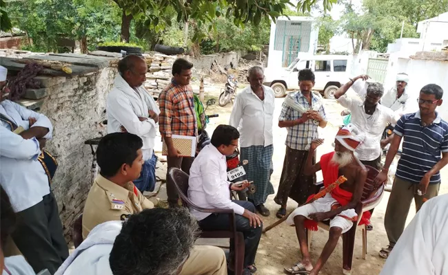 Councelling To OldMan On Biological tomb Guntur - Sakshi