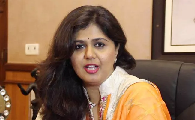 Shiv Sena Slams Fadnavis Over Pankaja Munde Comments - Sakshi