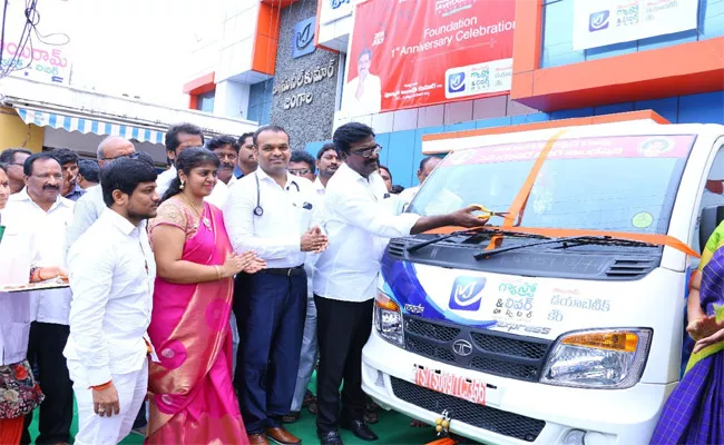 MLA Puvvada Ajay Kumar Medical Service Vehicle Start In Khammam - Sakshi