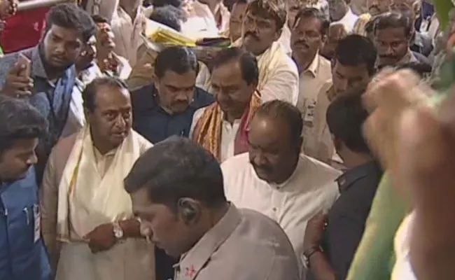 CM Kcr Attends Bonalu Celebrations In Ujjaini Mahankali - Sakshi