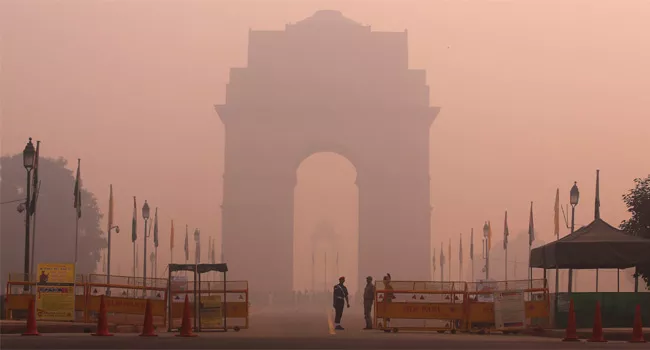 Residents Leaving Delhi As Pollution Levels Alarm - Sakshi