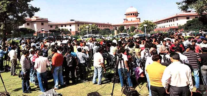 Supreme Court Said Journalist Will Carry Mobiles In side Court - Sakshi