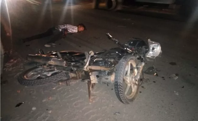 Man Died In Bike Accident Anantapur - Sakshi