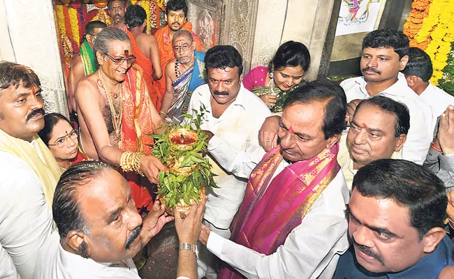 CM KCR Visits Ujjaini Mahankali Temple - Sakshi