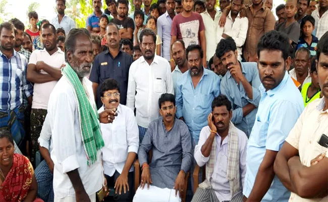 Police Attack On Fishermans In Nellore - Sakshi