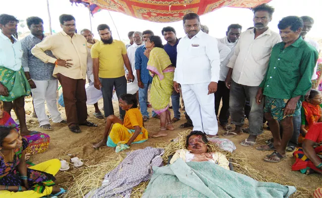 VRA died tipper accident karimnagar - Sakshi