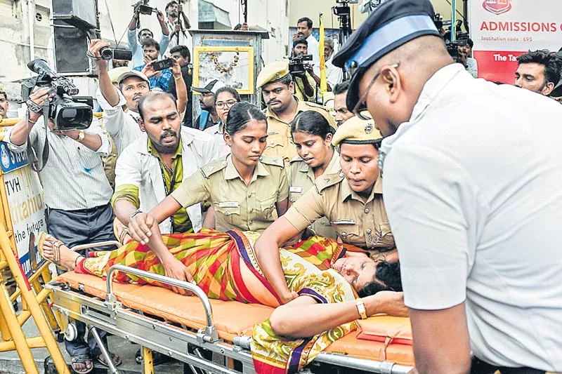 Karunanidhi Stable, Says Chief Minister Palaniswami After Health Scare - Sakshi