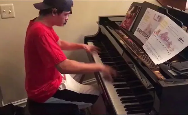 Viral Video Of Pizza Delivery Boy Amazing Talent In Piano Playing - Sakshi