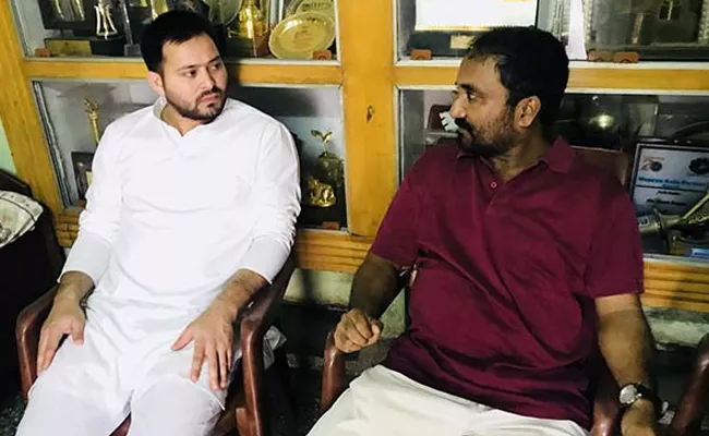 Tejashwi Yadav Supports Super 30 Anand Kumar - Sakshi