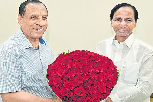 Telangana CM KCR Meet Governor ESL Narasimhan at Raj Bavan - Sakshi