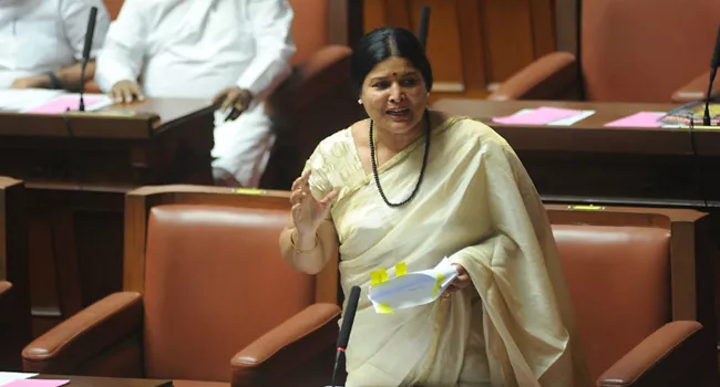 Congress Minister Jayamala Left Alone In Karnataka House - Sakshi