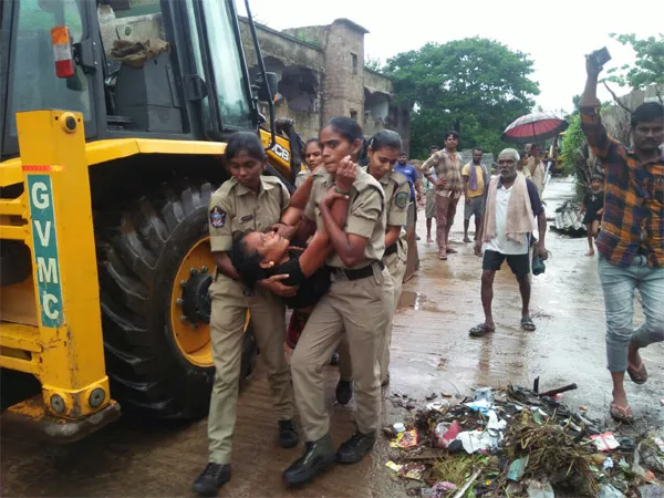 Tension Rajiv Colony In  Visakhapatnam - Sakshi