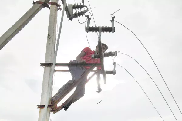 Electricity Contract Worker died - Sakshi