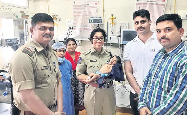 Hyderabad Police Chases Newly Born Baby KIdnap Case - Sakshi