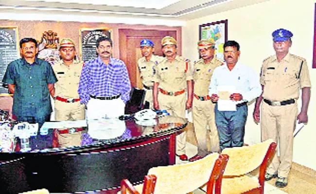 SP appreciated the police - Sakshi