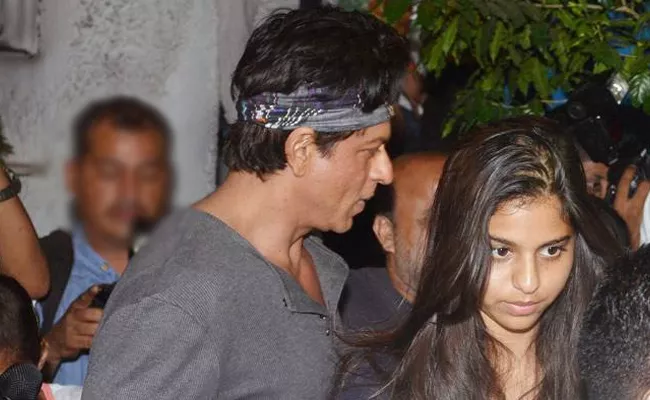 SRK Daughter Suhana Trolled for Two Piece Bikini - Sakshi