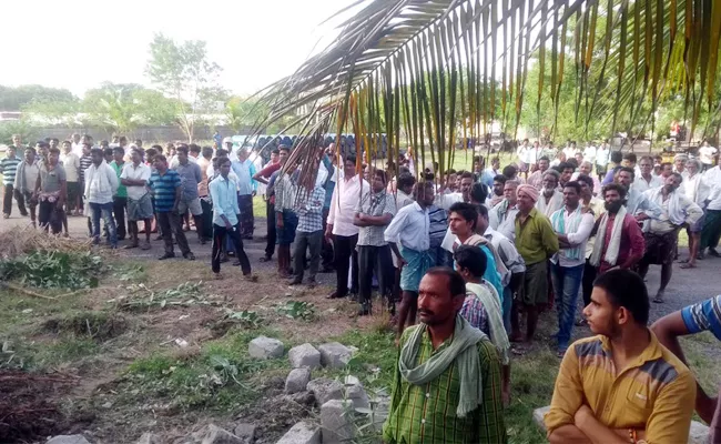 Farmers Protest Infront Of Cold Storage Guntur - Sakshi