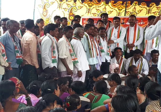 Other Party Peoples Join  Congress In Adilabad - Sakshi