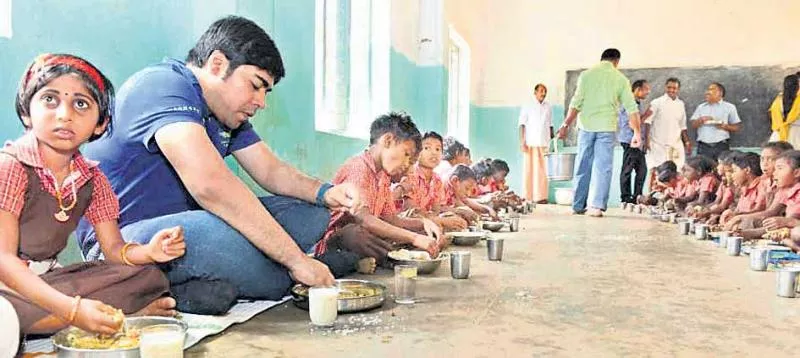 Collector lunch with hostel students  - Sakshi