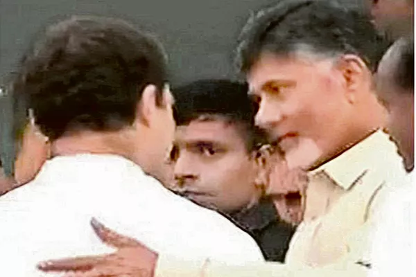 Congress MLA Secret Meet To CM Chandrababu Naidu In Amaravati - Sakshi