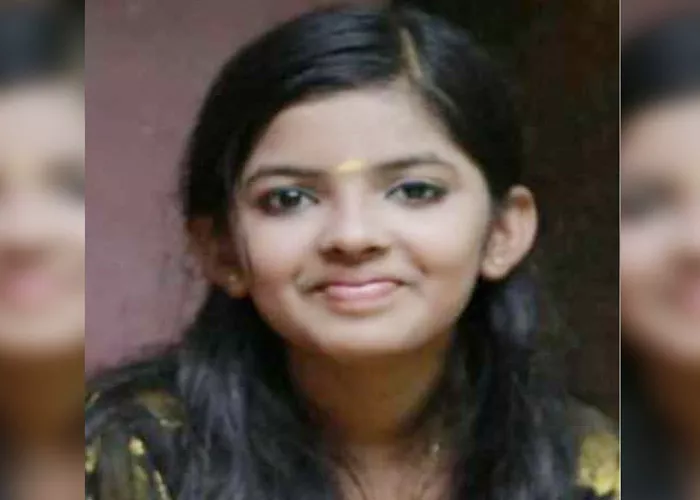 Girl Expelled From Madrasa For Wearing Bindi In Kerala - Sakshi