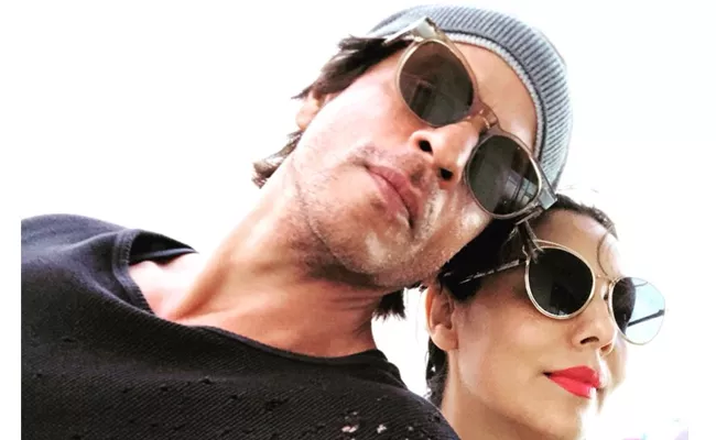 Shah Rukh Khans Adorable Selfie With Wife - Sakshi