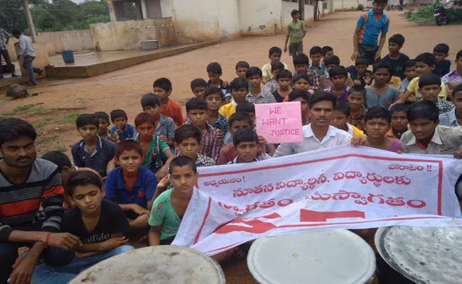 Students Call For Strike To Recruit Teachers In Jangaon School - Sakshi