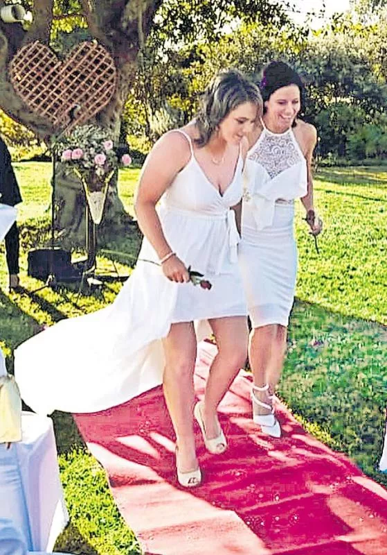 South Africa women's cricket team captain Dane van Niekerk marries all-rounder Marizanne Kapp - Sakshi