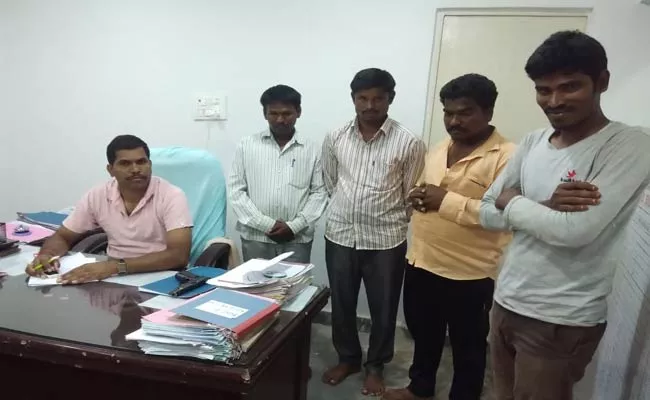 Seven People Arrested For Playing Cards - Sakshi