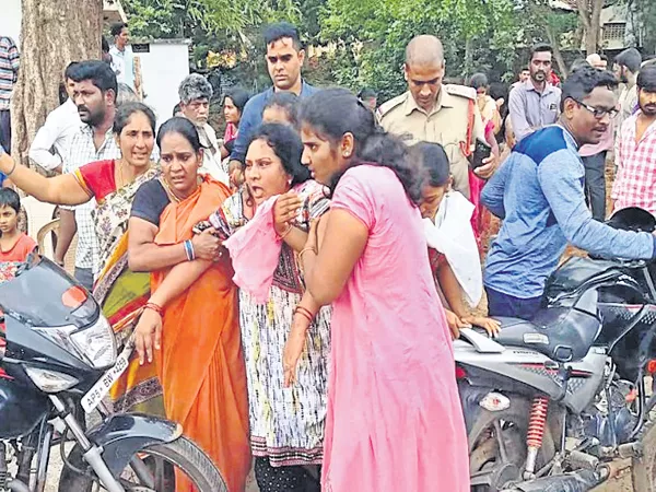 Woman committed suicide by protesting on the government - Sakshi