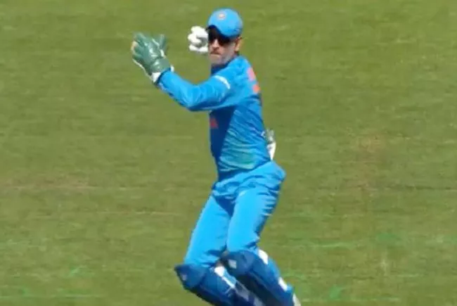 MS Dhonis bullet last ball throw to dismiss Chris Jordan - Sakshi