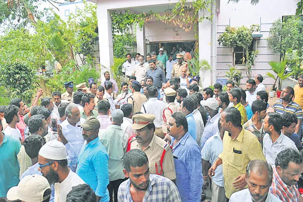 TDP leaders over action on police station - Sakshi