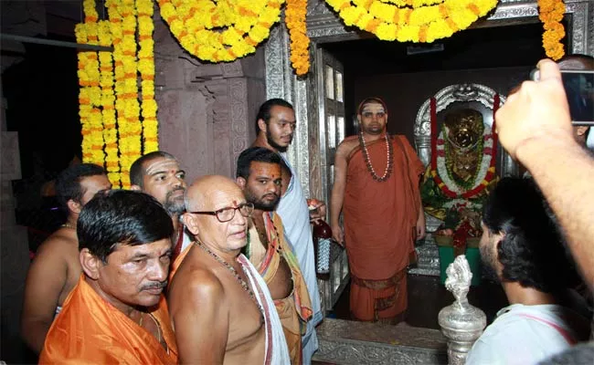 Vidhu shekara Bharati In The Presence Of Jogulamba - Sakshi