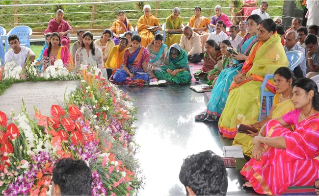 YSR Family Members Pays Tribute To YSR At Idupulapaya - Sakshi