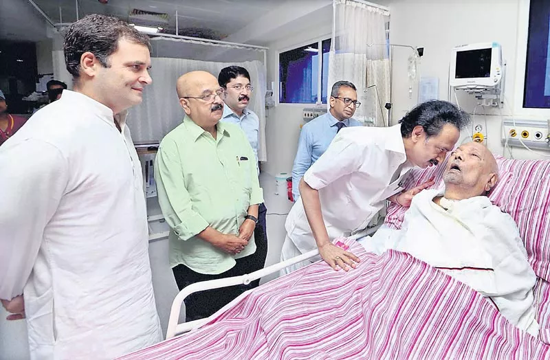 Rahul Gandhi Visits DMK Chief M Karunanidhi In Hospital - Sakshi